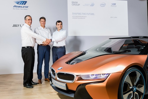 2021年までに完全自動運転車を共同で開発すると発表したBMW、インテル、モービルアイの記者発表の様子（写真：BMW）