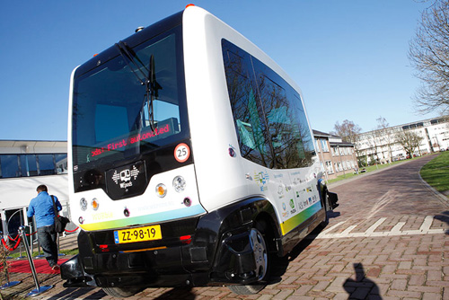 オランダの「WEpod」プロジェクト。無人車両開発ベンチャーであるフランス・イージーマイル製の遠隔監視の無人バスを公道で走らせている（写真：イージーマイル）