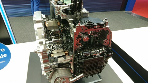 アイシングループが出展したハイブリッド変速機。8速自動変速機（AT）とモーターを組み合わせた