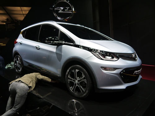 オペルが出展した新型EV「アンペラE」