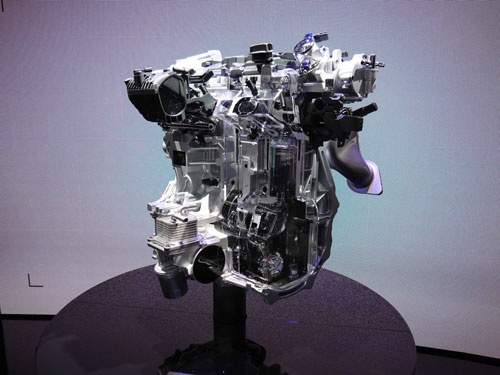 日産自動車がパリモーターショーに出展した「可変圧縮比エンジン」。「Infiniti」ブランドのブースで「VC(Variable Compression)ターボ」として展示された。2018年の実用化を目指す