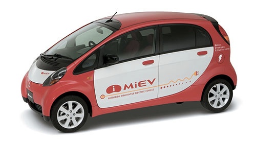 三菱自動車のEV「i-MiEV」。ボンネットのないユニークなデザインが特徴（写真：三菱自動車）
