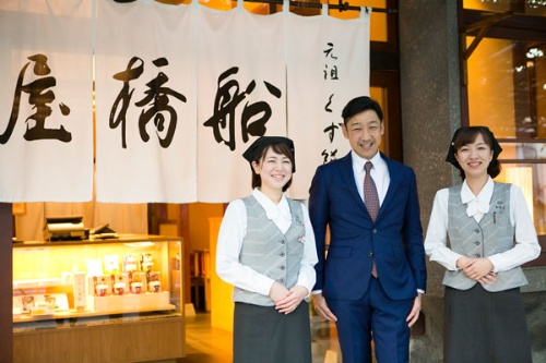 船橋屋の8代目、渡辺社長(中央)と入社4年目の社員。撮影中も会話が絶えず、社長と若手の距離感は近い(写真/小野さやか)