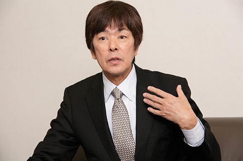 <span class="fontBold">髙田明(たかた・あきら)氏</span><br />ジャパネットたかた創業者、V・ファーレン長崎社長。1948年長崎県生まれ。機械製造会社勤務を経て、父が経営するカメラ店に入社。86年に独立し、カメラ販売の「たかた」(現ジャパネットたかた)を設立。その後、ラジオ通販で手応えをつかみ、通信販売にシフトし、業績を大きく伸ばす。2015年、社長を長男に譲り、退任。17年、経営難に陥っていたサッカーJ2(当時)のクラブチーム、V・ファーレン長崎の社長に就任(写真/菅敏一)