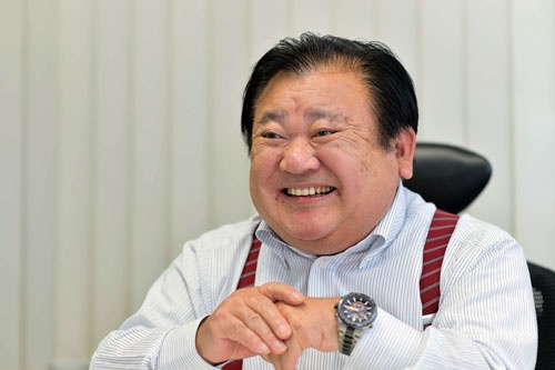 元首相、田中角栄を彷彿とさせる迫力のあるダミ声で木村は豪快に笑う（写真：菊池一郎、以下同）