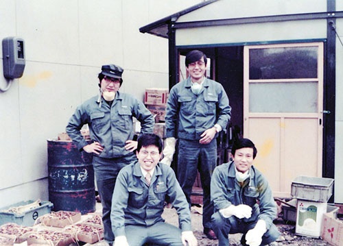 日本電産創業の頃の永守社長（手前左）と社員たち。夢はここから育った