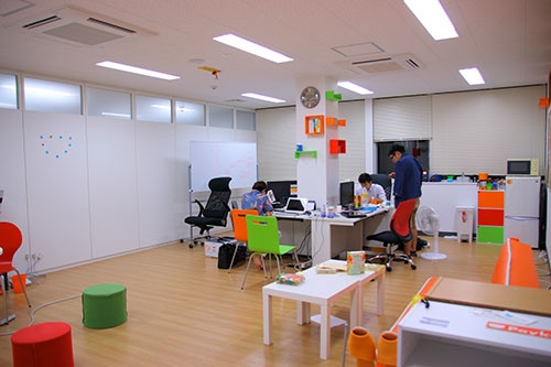 これまでは沖縄オフィス(写真)を拠点に活動してきた。これからは全国区での展開を狙う
