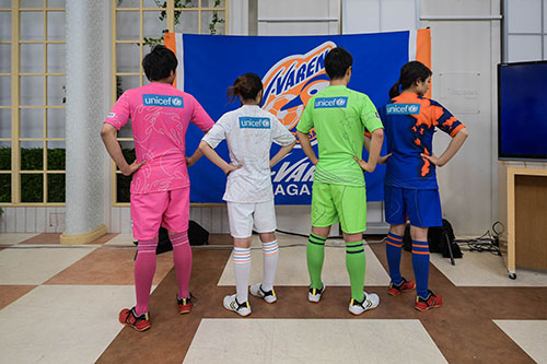 18年シーズンの新ユニホームは、長崎からサッカーを通して平和への思いを発信し続けることをテーマにした。その象徴として、背番号の上にユニセフのロゴを展開