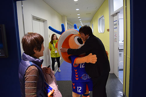 Jリーグ昇格後、初勝利を挙げた日、クラブのマスコットキャラクターのヴィヴィくんと抱き合う髙田明社長