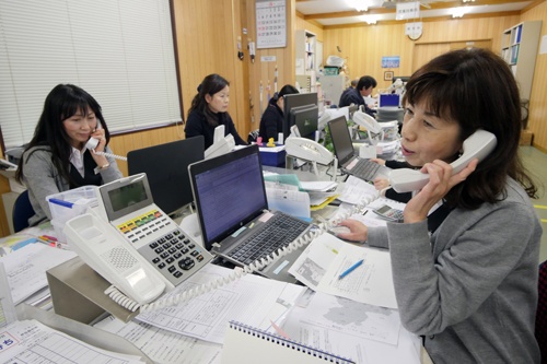 社長が訪問した企業にパート社員を含む女性社員が電話営業をかける(写真:新関雅士)
