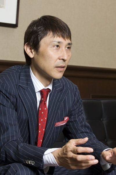 ワイキューブ時代（2008年）の安田氏。日経ベンチャー（現・日経トップリーダー）のインタビューにも応じていた（写真：いずもとけい）