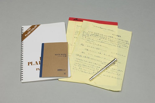 ワイキューブ時代は7種類のノートを使い分け、青いインクの万年筆を愛用していた