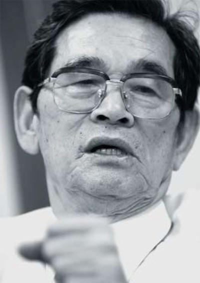 <b>青木定雄(あおき・さだお)氏</b><br /> 1928年6月、韓国生まれ。77歳。60年にミナミタクシーを設立。63年に、桂タクシーの経営権を譲受。77年、両社を合併、頭文字を取って、エムケイに社名変更、同社会長に就任。95年、グループ会長を引退。2002年から近畿産業信用組合会長を務める。2017年6月8日死去。(写真:福島正造)