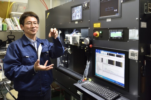 内山社長は大学院の教授らと一緒に、レーザー技術を使った工具加工機を開発した(右の装置、写真:上野英和)