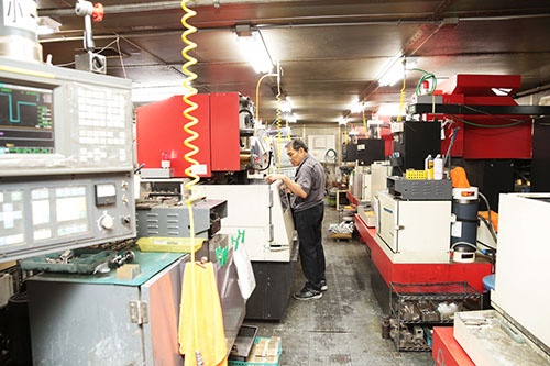 吉原精工では12台のワイヤーカット加工機が稼働している。金属を細いワイヤー線で放電しながら加工する（写真：鈴木愛子）