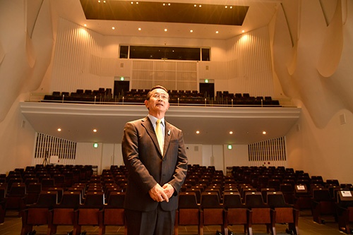宗次徳二(むねつぐ・とくじ)氏 1948年石川県生まれ。高校卒業後、住宅メーカー勤務などを経て74年に妻の直美氏と喫茶店「バッカス」を開業。78年に現・愛知県清須市で「カレーハウス CoCo壱番屋」1号店をオープンする。82年法人改組し、壱番屋の社長に就任。98年に妻の直美氏に社長を譲り、会長に就任。2002年、500店達成(現在、国内1303店)を機に、生え抜きの浜島俊哉氏を社長に据えて創業者特別顧問となり、経営から退く。03年、NPO法人イエロー・エンジェルを設立し、理事長に就任。07年には名古屋市内に音楽ホール「宗次ホール」を造り、代表も務める(写真:早川俊昭)
