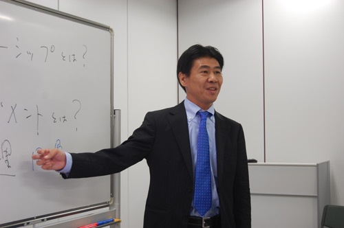 著者の井東氏。中堅・中小企業の経営幹部向けのセミナーで講師を務める