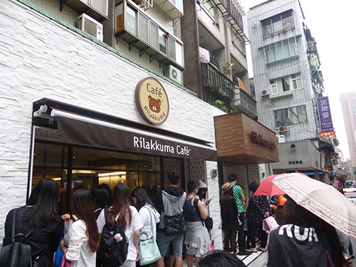 台湾のリラックマ カフェは連日ファンが訪れ、店の前には行列ができている