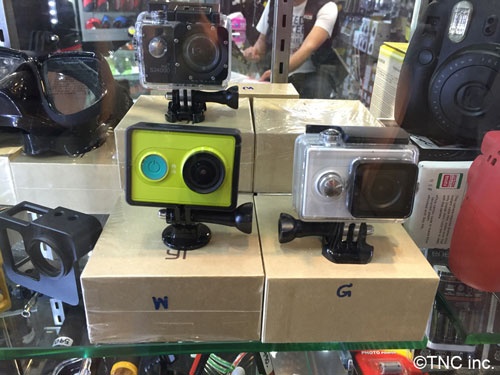 タイの電器店に並ぶ若者に人気のウエアラブルカメラ。自撮りに使う人も多い。