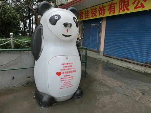 上海市内に設置されたパンダの古着回収箱。蓋状の顔部分を押し上げて、古着を投入できる