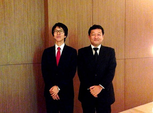 オカモトラバープロダクツのゼネラルマネジャー・肥田恵一郎氏（右）とセールスコーディネーターの山田浩貴氏（左）。