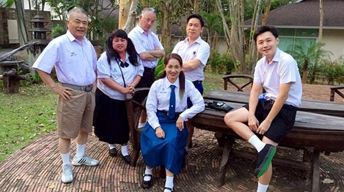 「Back to School」をテーマにした2016年の社員旅行。タイ人4人、松尾社長、大山副会長、計6名の経営幹部も学生服で参加した。はい、全員社会人なのです。