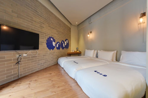 シングルベッドを3台並べたファミリールーム。通常のホテルではほとんど例を見ないレイアウトだ。