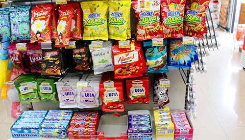 タイのセブン－イレブンに必ず設けられている袋菓子コーナー。ブランドの顔をアピールできる貴重な場所だ。