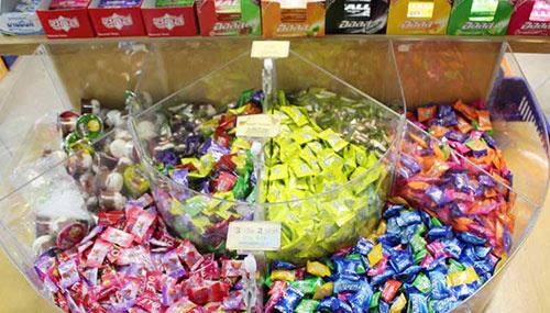 階級社会のタイでは20バーツのお菓子に手が出ない消費者も多い。バラ売りはそうした層を抑える上で必須の販売形態だ。