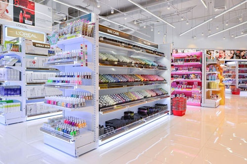 ドラッグストアの什器については日本国内でも豊富な実績を持つオカムラ。化粧品販売店をチェーン展開するタイのビュートリアムも納入先のひとつだ。