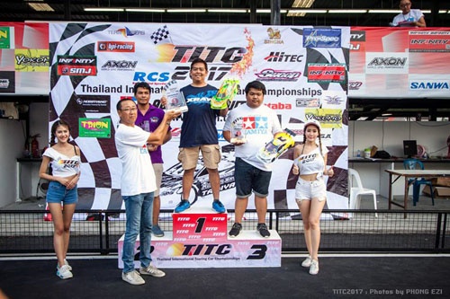 アジア最大級のRCカーのイベントTITCはバンコクで開催されている。優勝者にトロフィーを授与しているのがサイアムタミヤ代表の鈴木格氏。