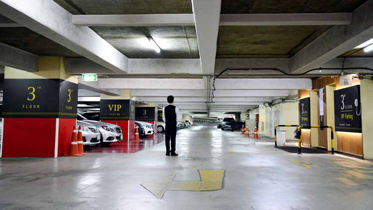ビル駐車場はランク分けし、トップのVIPスペースには専任の警備員を配置。VIPはVIPとして丁重にもてなしている。