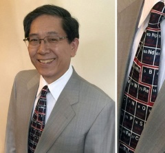 「ニホニウム」のデビューを祝し「周期表ネクタイ」を締めてうきうきと外出した山根。「113番元素」の成功を祈願して数年前に入手したものだが、ぜひ「113番入りネクタイ」を作って下さい。(撮影・山根事務所)