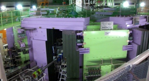 RIビームファクトリーの中心部に鎮座する、世界唯一の超伝導リングサイクロトロンの一部。東京タワーの2倍、総重量はじつに8300トン。世界最大、最強の加速器だ。この分野での日本の意気込みを物語る壮絶な実験装置。上部の人の姿で巨大さがわかります。（撮影・山根一眞）