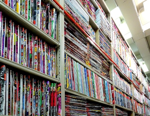 地上2階と地階（2層）のいたるところに収納されている78万冊の蔵書。書籍3万冊は埼玉県の越生分館に所蔵。閲覧予約は可能だ。（写真・山根一眞）