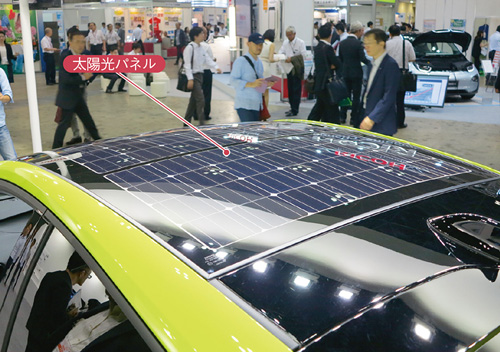 屋根に設置した太陽電池パネル。停車中に発電した電力は駆動用のリチウムイオン電池に、走行中に発電した電力は電圧12Vのシステムに供給する。最大出力は180W。