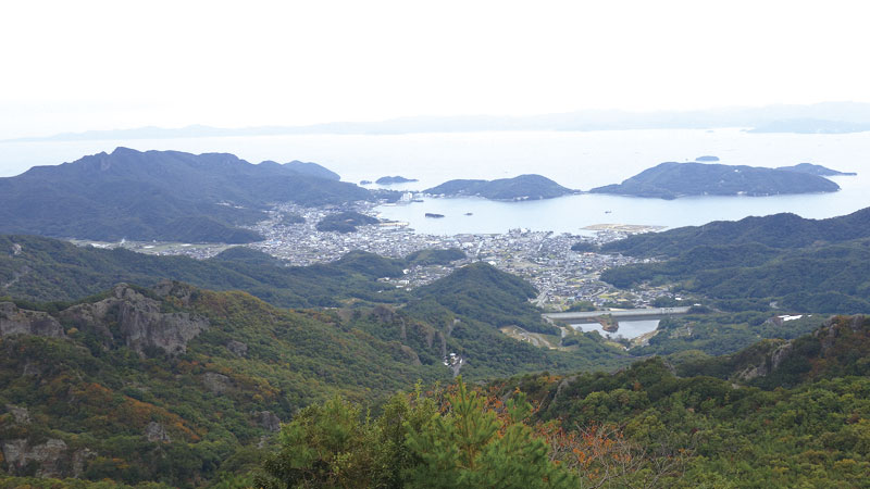 瀬戸内海国立公園の特別地域に指定されている景勝地「寒霞渓」から見た小豆島町の市街地