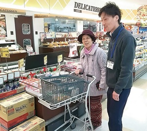 介護施設の利用者にスタッフが同伴する「買い物リハビリ」が、1カ月のうち1週間、1階のスーパーで開かれている