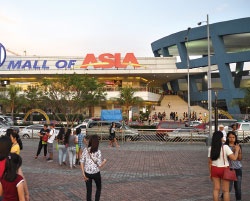 アジア最大級のモール「モールオブアジア」は地元の客でにぎわう