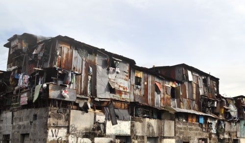 マニラの中心部の近くにもスラム街が点在する。拡大する貧富の差は、フィリピンが抱える大きな課題だ