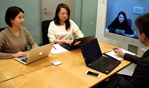シスコシステムズ<br /><small>シャドーイングを経験した安西七実子さん(左)と指導役の三鍋享子さん(隣)。マーケティング本部でのテレビ会議</small>