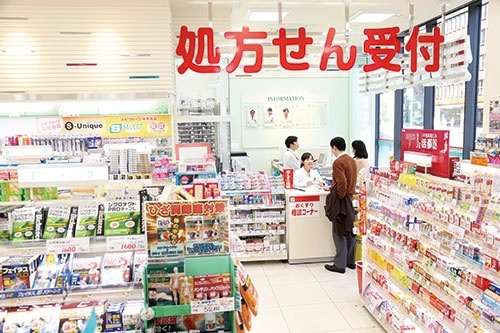 東京・虎ノ門の交差点にあるドラッグストア「スギ薬局」では、処方箋を受け付けている。多くの医療機関からの処方箋が持ち込まれる（写真=陶山 勉）