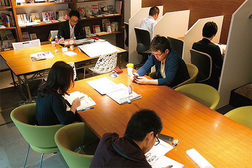 <b>自習室「勉強カフェ」は、まさに会社員の居場所だ</b>（写真＝的野 弘路）