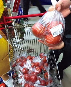 収穫したトマトは地元スーパーへ。ロシアでも食の安全に関心