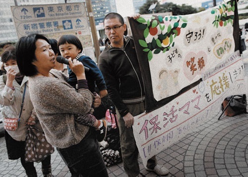 保育制度の改善を訴え、JR新宿駅前で開催され た集会。子供を認可保育園に入れるために必要 な活動は「保活」と呼ばれている(写真=ロイター/アフロ)