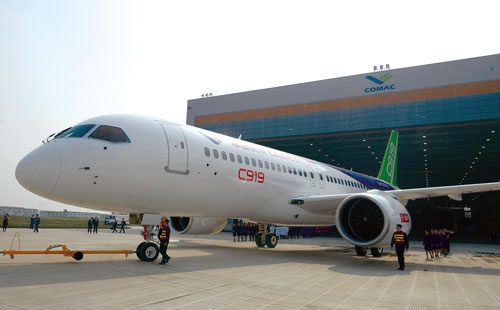 中国商用飛機が5月に初めてのテスト飛行を実施した「C919」。製造業レベルアップの象徴になるか(写真=VCG/Getty Images)