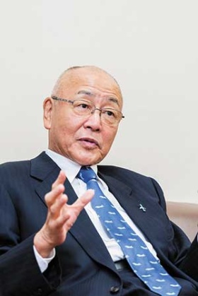 <b>鈴与の会長も務めるFDAの鈴木与平会長は、慶応義塾大学の航空部に属するなど、“空好き”だった</b>(写真=廣瀬 貴礼)