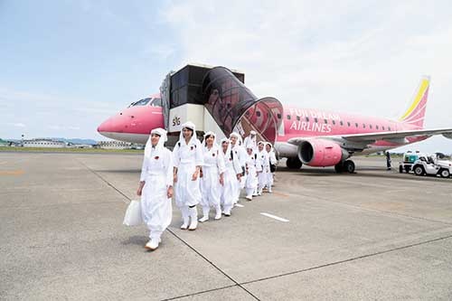 <b>6月11日、名古屋小牧空港に白装束の女性たちが降り立った。FDAが企画した小牧～山形線のキャンペーンの参加者だ</b>(写真＝早川 俊昭)