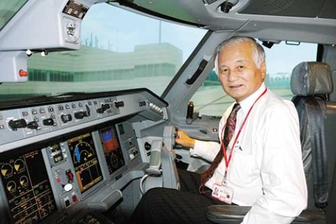 <b>フライトシミュレーターの操縦桿を握るFDAの蓬莱正樹顧問。JAL時代は34年間にわたり欧米路線を中心にボーイング機を飛ばしていたベテラン</b>