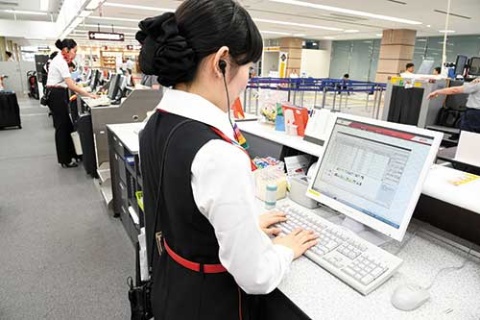 <b>名古屋小牧空港のFDAのカウンターで旅客販売システムを操作する地上スタッフ。FDAが創業時に独自開発した</b>(写真=早川 俊昭)